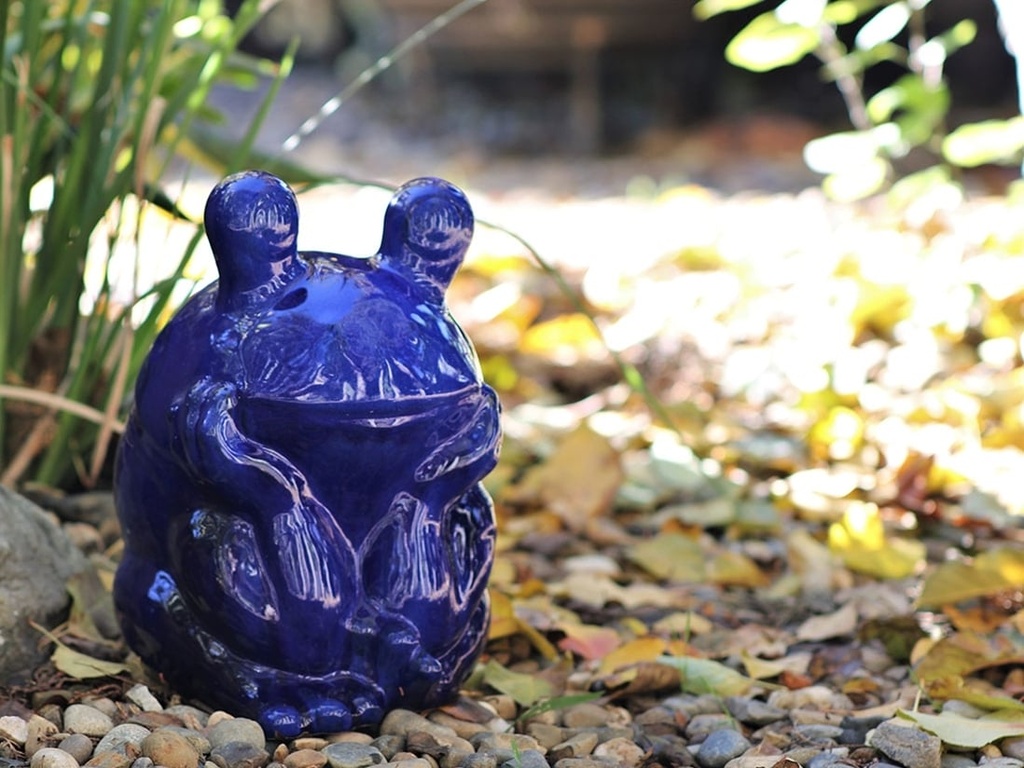 [PV-LBST22FB-B] THINKING FROG, FALLING BLUE, 8.5" X 8.0" X 14.0"